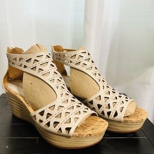 BareTraps MIRIAM Women's Sandals & Flip Flops Soft Gold Size 9M